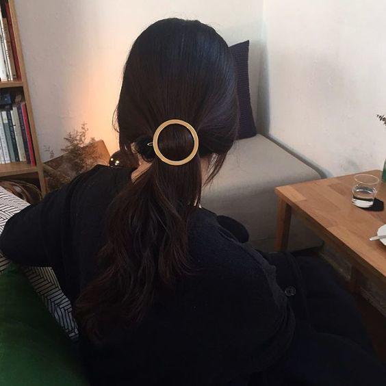 รูปภาพ:https://i.styleoholic.com/2018/03/12-a-low-ponytail-with-a-metallic-barrette-is-a-stylish-idea.jpg