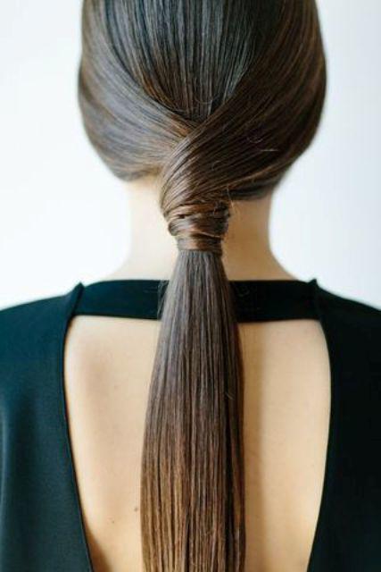 รูปภาพ:https://i.styleoholic.com/2018/03/15-an-ultra-minimalist-sleek-twisted-ponytail-for-a-gorgeous-look.jpg