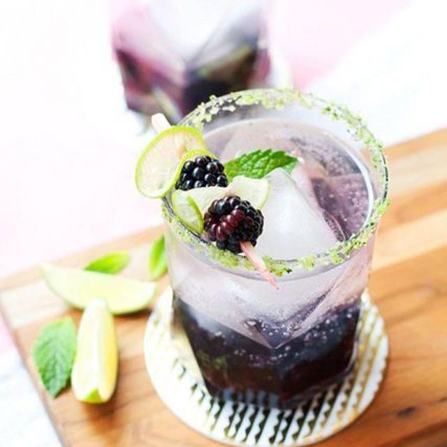 ตัวอย่าง ภาพหน้าปก:สูตรเครื่องดื่มค็อกเทล Blackberry Ginger Smash