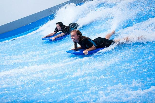 รูปภาพ:https://drunkprague.com/files/user/goods_img/1253_prague-indoor-surfing--1.jpg