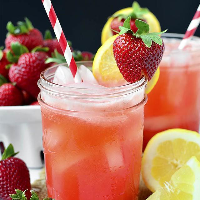 ภาพประกอบบทความ STRAWBERRY LEMONADE VODKA ค็อกเทลสูตรเด็ด หวานๆ เปรี้ยวๆ ชื่นใจ 😋