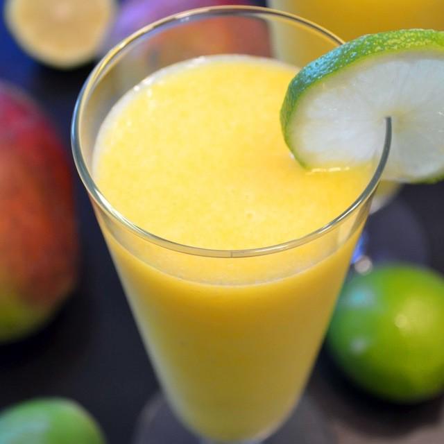 ภาพประกอบบทความ สูตรเครื่องดื่ม Mango Daiquiris หวานเปรี้ยวสีสวย ถูกใจคนรักมะม่วง 