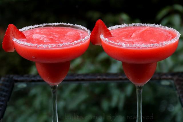 รูปภาพ:https://www.laylita.com/recipes/wp-content/uploads/2014/02/Frozen-strawberry-margaritas.jpg