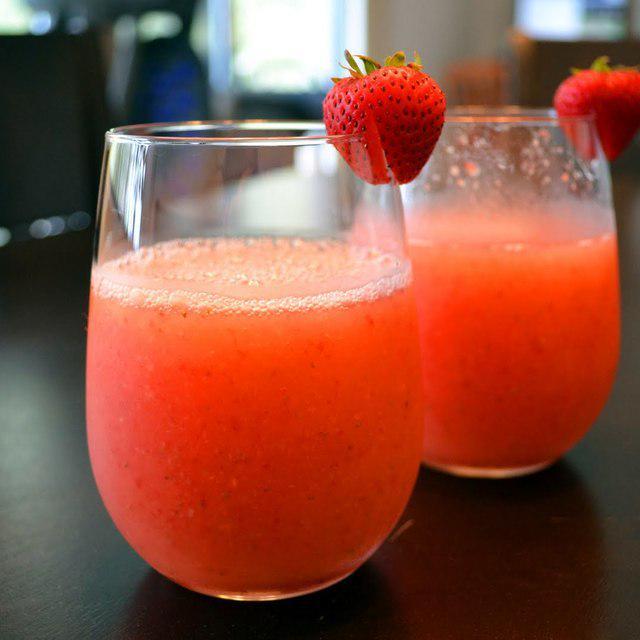 ภาพประกอบบทความ Strawberry Margaritas สูตรค็อกเทลทำง่าย สีสวยดื่มได้ไม่รู้เบื่อ