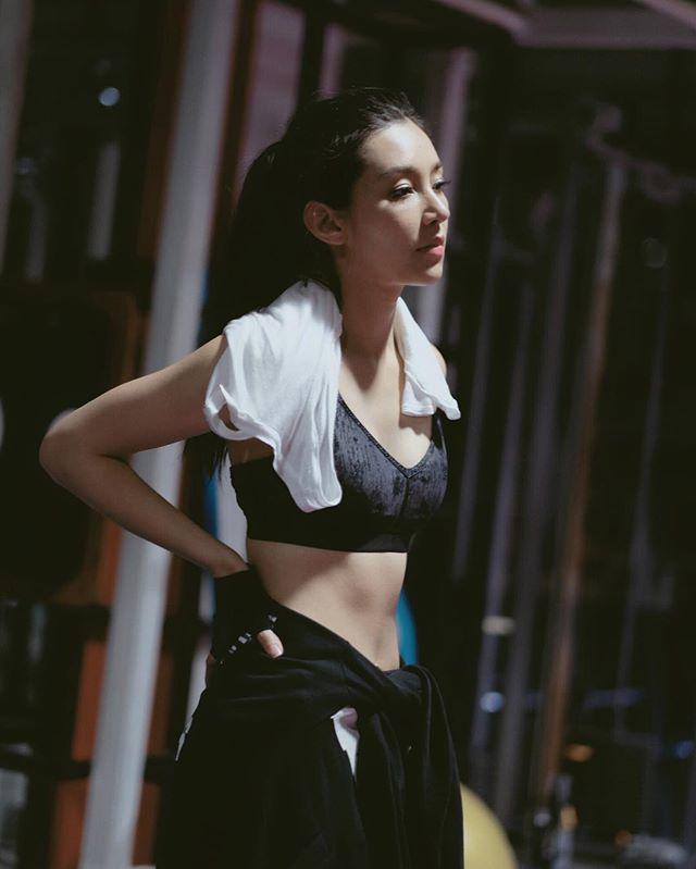 รูปภาพ:http://coveteur.com/wp-content/uploads/2016/08/30-day-fitness-challenge-anna-victoria-move-10.gif