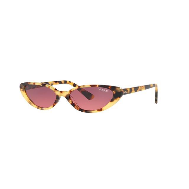 รูปภาพ:http://thezoereport.com/wp-content/uploads/2018/07/gigi-hadid-for-vogue-eyewear-v05237s-sunglasses.jpg