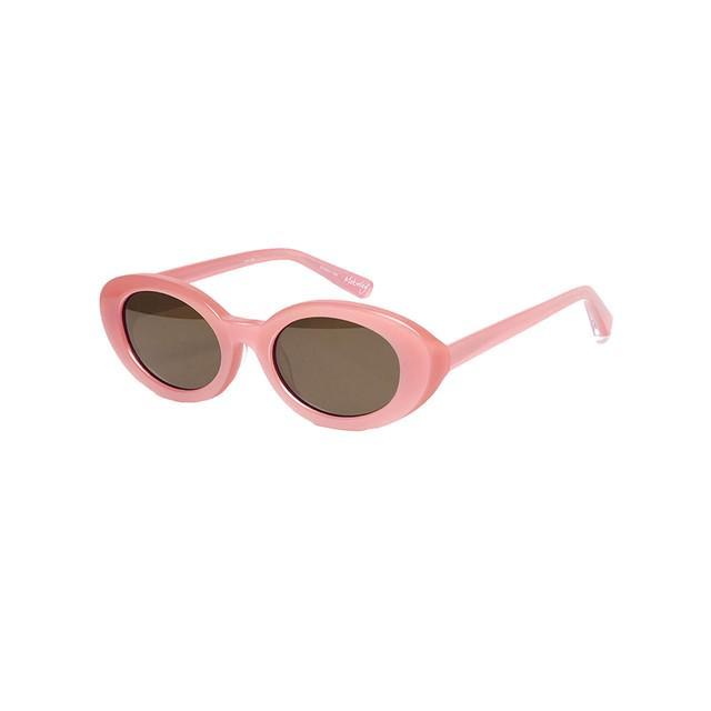 รูปภาพ:http://thezoereport.com/wp-content/uploads/2018/07/elizabeth-and-james-mckinley-oval-acetate-sunglasses.jpg