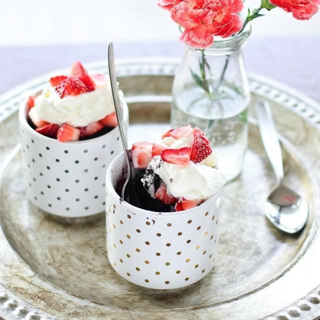 รูปภาพ:https://i0.wp.com/www.justputzing.com/wp-content/uploads/2015/02/Chocolate-Strawberry-Shortcake-10c-1-of-1.jpg?w=800