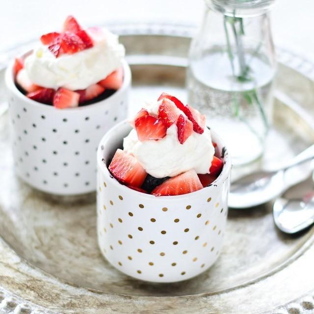 ภาพประกอบบทความ น่ากินสุด ๆ Chocolate Strawberry Shortcake Mug Cakes เค้กคำจิ๋ว ในแก้วมีหูจับ