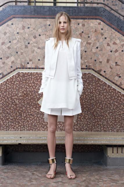รูปภาพ:https://i.styleoholic.com/2018/05/With-white-dress-and-white-blazer.jpg
