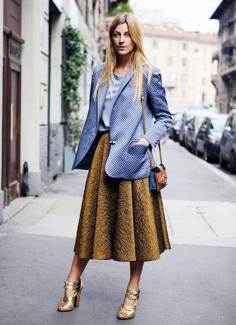 รูปภาพ:https://i.styleoholic.com/2018/05/With-light-blue-blouse-midi-skirt-oversized-blazer-and-mini-bag.jpeg