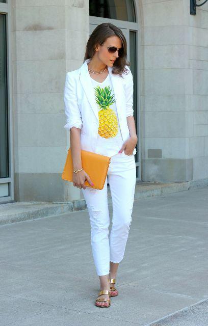 รูปภาพ:https://i.styleoholic.com/2018/05/With-printed-t-shirt-white-blazer-white-crop-trousers-and-yellow-clutch.jpg
