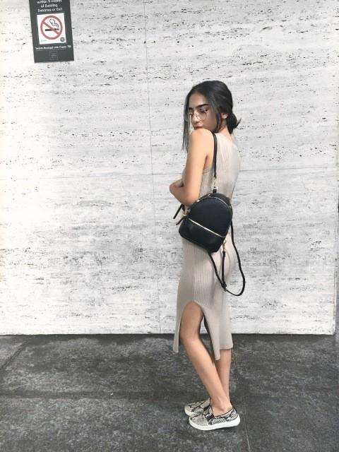 รูปภาพ:https://i.styleoholic.com/2018/05/With-light-gray-midi-dress-and-printed-slip-on-shoes.jpg