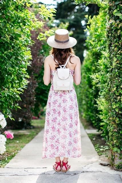 รูปภาพ:https://i.styleoholic.com/2018/05/With-floral-maxi-dress-wide-brim-hat-and-red-sandals.jpg