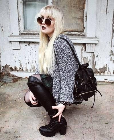รูปภาพ:http://ninjacosmico.com/wp-content/uploads/2015/09/Over-knee-boots-Sweater-old-Skirt-American-Apparel-Bracelet-Choker-Sunglasses.jpg