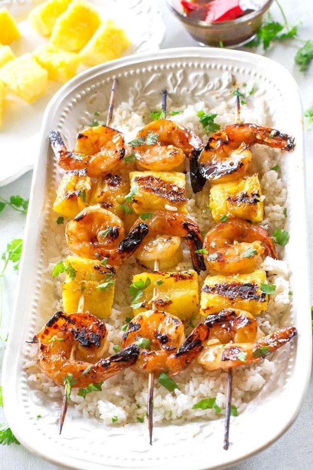 รูปภาพ:https://hips.hearstapps.com/hmg-prod.s3.amazonaws.com/images/grilled-shrimp-pineapple-skewers-coconut-rice-the-easier-life-1527022046.jpg?crop=1xw:1xh;center,top&resize=980:*