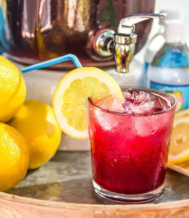 รูปภาพ:http://blogs.nordstrom.com/fashion/files/2016/05/party-punch-idea-with-vodka-fresh-homemade-lemonade-from-lemons-with-hibiscus-tea-concentrate-with-club-soda-recipe-from-Nordstrom-1.jpg