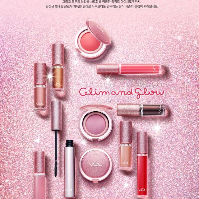 ภาพประกอบบทความ วิ้งที่สุดในสามโลก! '2018 GLIM AND GLOW COLLECTION' แพ็กเกจสุดไฉไล เมคอัพน่าตำเวอร์