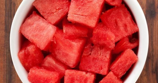รูปภาพ:https://juicing-for-health.com/wp-content/uploads/2016/07/watermelon-cubes.jpg