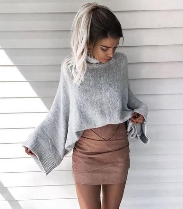 รูปภาพ:https://www.sheideas.com/wp-content/uploads/2017/09/Baggy-Style-Grey-Sweater-With-Nude-Mini-Skirt.jpg