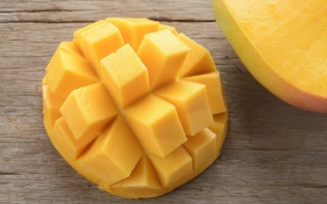 รูปภาพ:https://www.jessicagavin.com/wp-content/uploads/2018/05/how-to-cut-a-pineapple-2.jpg