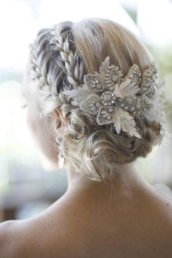 รูปภาพ:http://www.prettydesigns.com/wp-content/uploads/2014/03/Braided-Hairstyle-with-Floral-Accessory.jpg