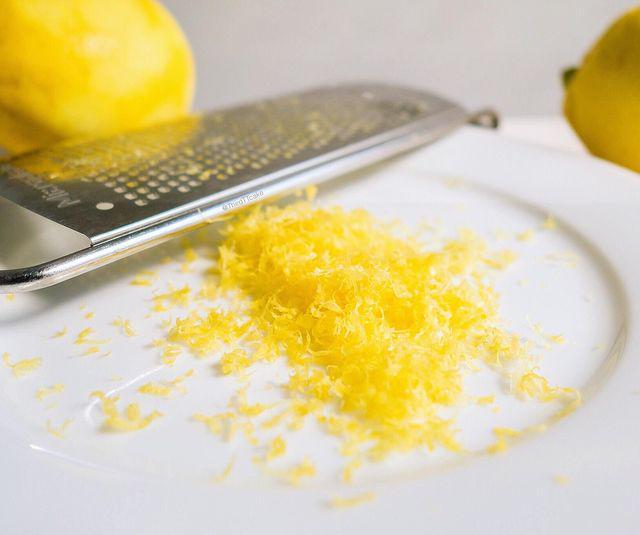 รูปภาพ:http://i.nctodo.com/img/herbs-spices-2018/how-to-dry-grated-orange-and-lemon-zest-2.jpg