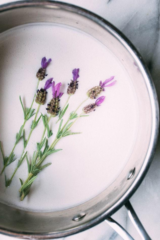 รูปภาพ:http://nyssaskitchen.com/wp-content/uploads/2016/08/lavender-iced-coffee-4.jpg