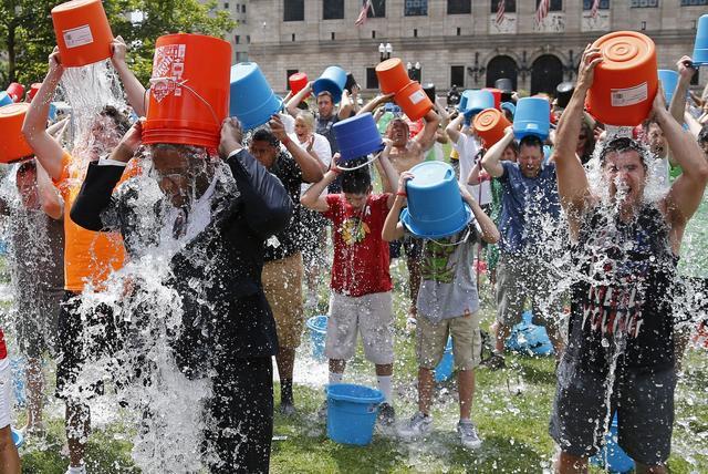 รูปภาพ:https://www.youthareawesome.com/wp-content/uploads/2014/08/140811-boston-ice-bucket-challenge-1350_26906d39ac7ead702b45e5b7707b8dc6.jpg