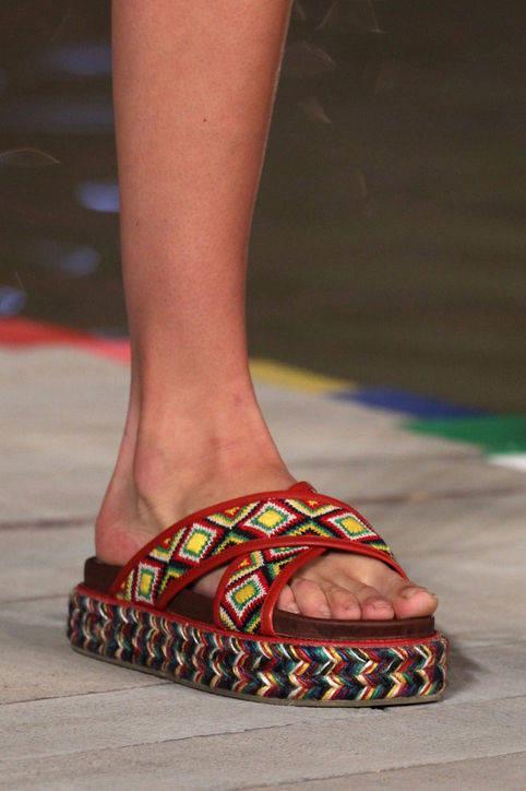 รูปภาพ:http://www.glamour.com/images/slideshow/spring-2016-shoes/32-spring-2016-shoe-trends-rainbow-sandals-tommy-hilfiger-h724.jpg