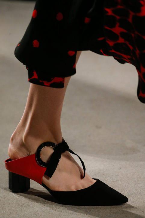 รูปภาพ:http://www.glamour.com/images/slideshow/spring-2016-shoes/01-spring-2016-shoe-trends-pointed-toe-heels-proenza-schouler-h724.jpg
