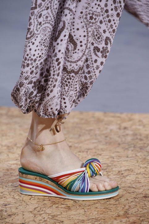 รูปภาพ:http://www.glamour.com/images/slideshow/spring-2016-shoes/30-spring-2016-shoe-trends-rainbow-sandals-chloe-h724.jpg