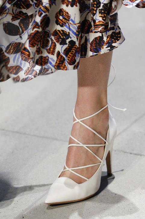 รูปภาพ:http://www.glamour.com/images/slideshow/spring-2016-shoes/08-spring-2016-shoe-trends-white-derek-lam-h724.jpg
