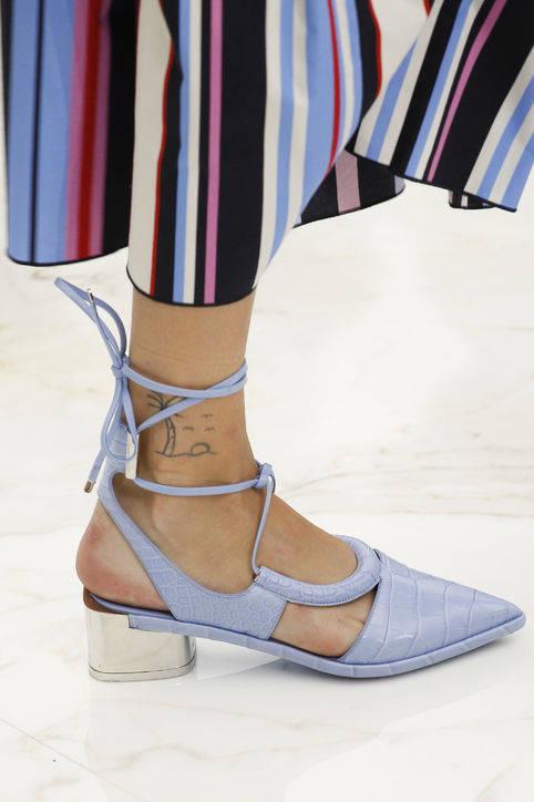 รูปภาพ:http://www.glamour.com/images/slideshow/spring-2016-shoes/02-spring-2016-shoe-trends-pointed-toe-heels-salvatore-ferragamo-h724.jpg