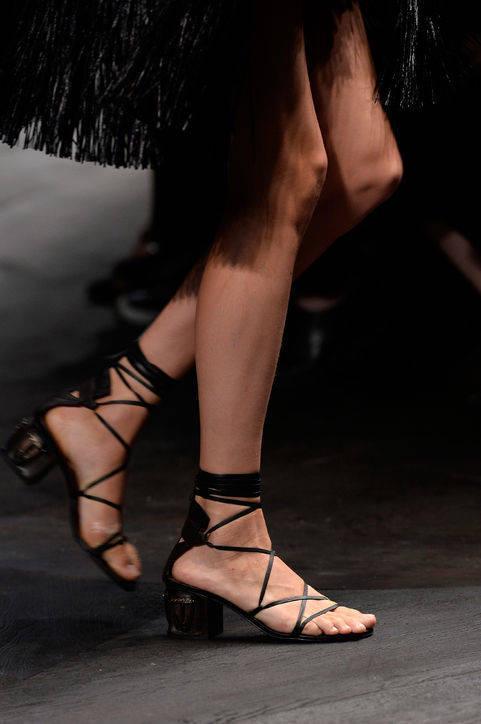 รูปภาพ:http://www.glamour.com/images/slideshow/spring-2016-shoes/07-spring-2016-shoe-trends-gladiator-valentino-h724.jpg
