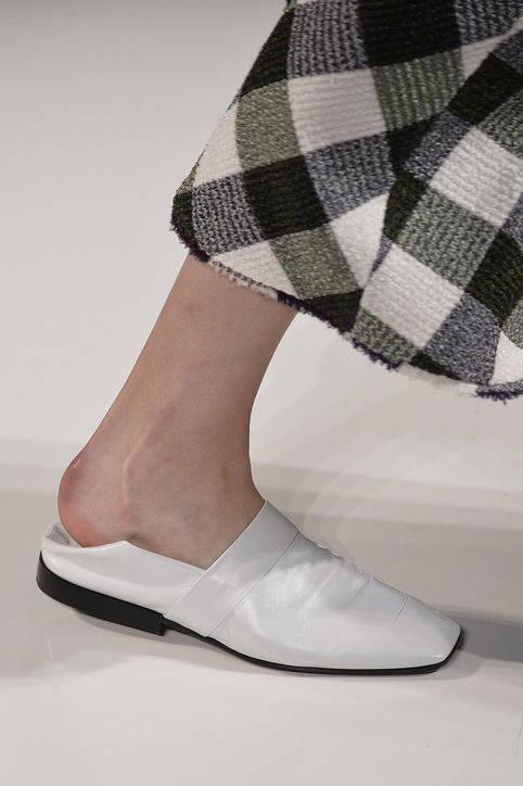 รูปภาพ:http://www.glamour.com/images/slideshow/spring-2016-shoes/15-spring-2016-shoe-trends-slippers-victoria-beckham-h724.jpg