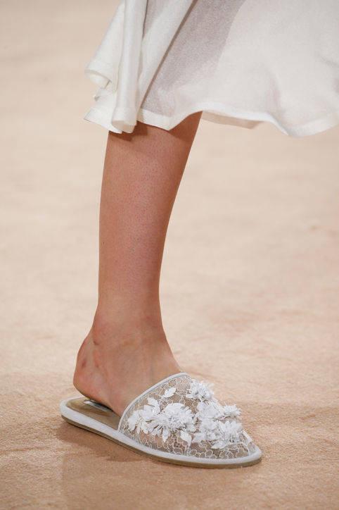 รูปภาพ:http://www.glamour.com/images/slideshow/spring-2016-shoes/12-spring-2016-shoe-trends-slippers-balenciaga-h724.jpg