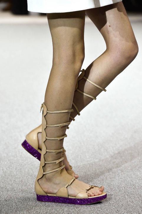 รูปภาพ:http://www.glamour.com/images/slideshow/spring-2016-shoes/05-spring-2016-shoe-trends-gladiator-giambattista-valli-h724.jpg