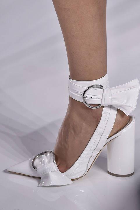 รูปภาพ:http://www.glamour.com/images/slideshow/spring-2016-shoes/11-spring-2016-shoe-trends-white-christian-dior-h724.jpg