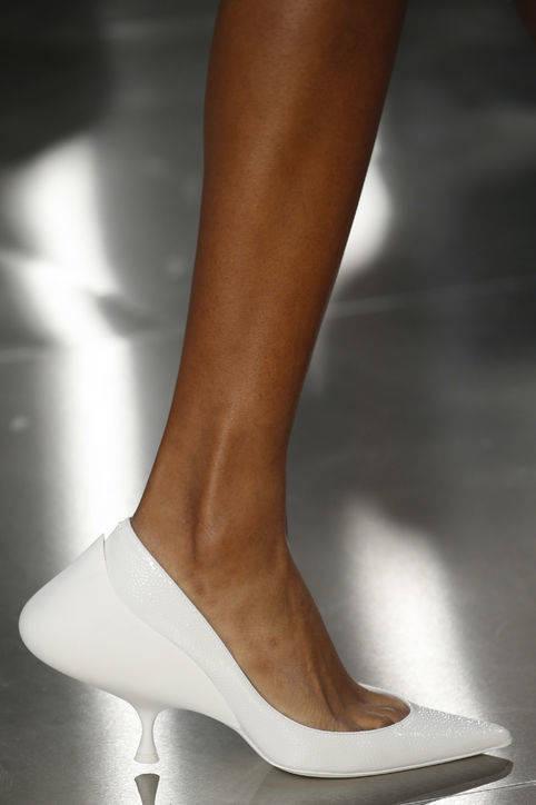 รูปภาพ:http://www.glamour.com/images/slideshow/spring-2016-shoes/10-spring-2016-shoe-trends-white-maison-margiela-h724.jpg