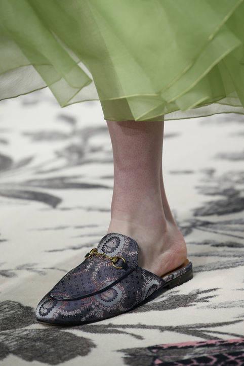 รูปภาพ:http://www.glamour.com/images/slideshow/spring-2016-shoes/13-spring-2016-shoe-trends-slippers-gucci-h724.jpg