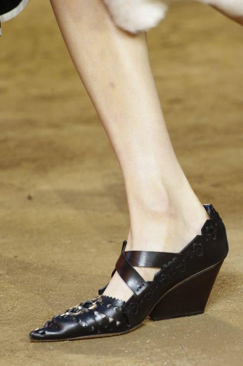 รูปภาพ:http://www.glamour.com/images/slideshow/spring-2016-shoes/03-spring-2016-shoe-trends-pointed-toe-heels-celine-h724.jpg