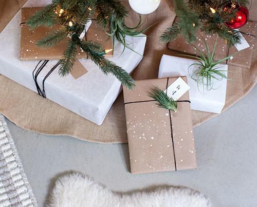 รูปภาพ:https://stayglam.com/wp-content/uploads/2014/11/Painted-Kraft-Paper-Christmas-Gift-Wrapping.jpg