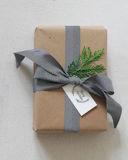 รูปภาพ:https://stayglam.com/wp-content/uploads/2014/11/Kraft-Paper-Ribbon-Christmas-Gift-Wrapping.jpg