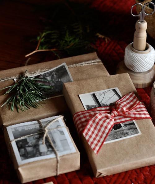 รูปภาพ:https://stayglam.com/wp-content/uploads/2014/11/Brown-Paper-Old-Photos-Christmas-Gift-Wrapping-Idea.jpg