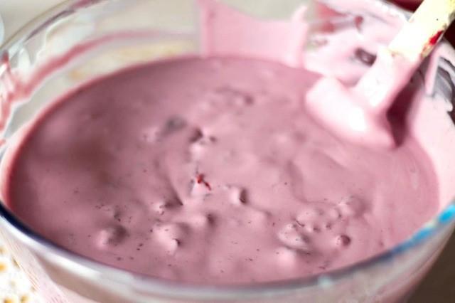 รูปภาพ:https://www.errenskitchen.com/wp-content/uploads/2015/06/Quick-and-Easy-Homemade-Cherry-Ice-Cream-3.jpg
