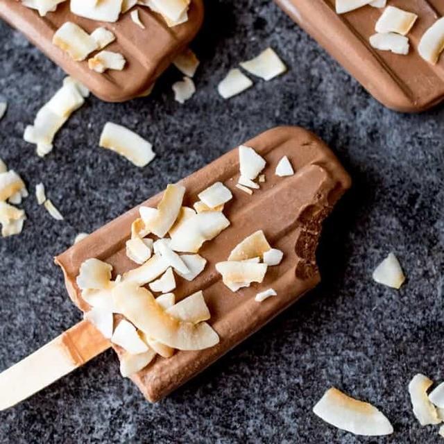 รูปภาพ:https://www.simplystacie.net/wp-content/uploads/2016/06/Toasted-Coconut-Fudgsicles-square-2.jpg