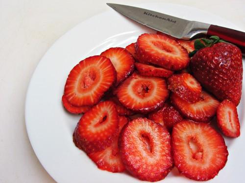 รูปภาพ:https://homecookingmemories.com/wp-content/uploads/2012/06/Strawberry-Frozen-Yogurt-Parfait-Smarties-Whipped-Cream-4-Sliced-Strawberries.jpg
