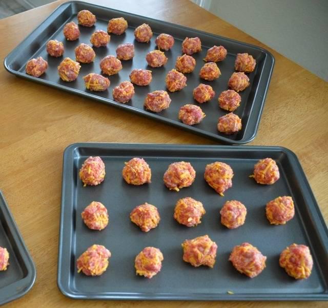 รูปภาพ:http://jennsraq.com/wp-content/uploads/2015/11/Easy-Cheesy-Sausage-Balls-Roll-into-small-balls-as-seen-on-JennsRAQ.com-NaturallyCheesy-Ad.jpg