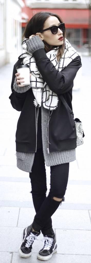 รูปภาพ:http://wachabuy.com/wp-content/uploads/2015/09/street-style-casual-black-white-354x1024.jpg